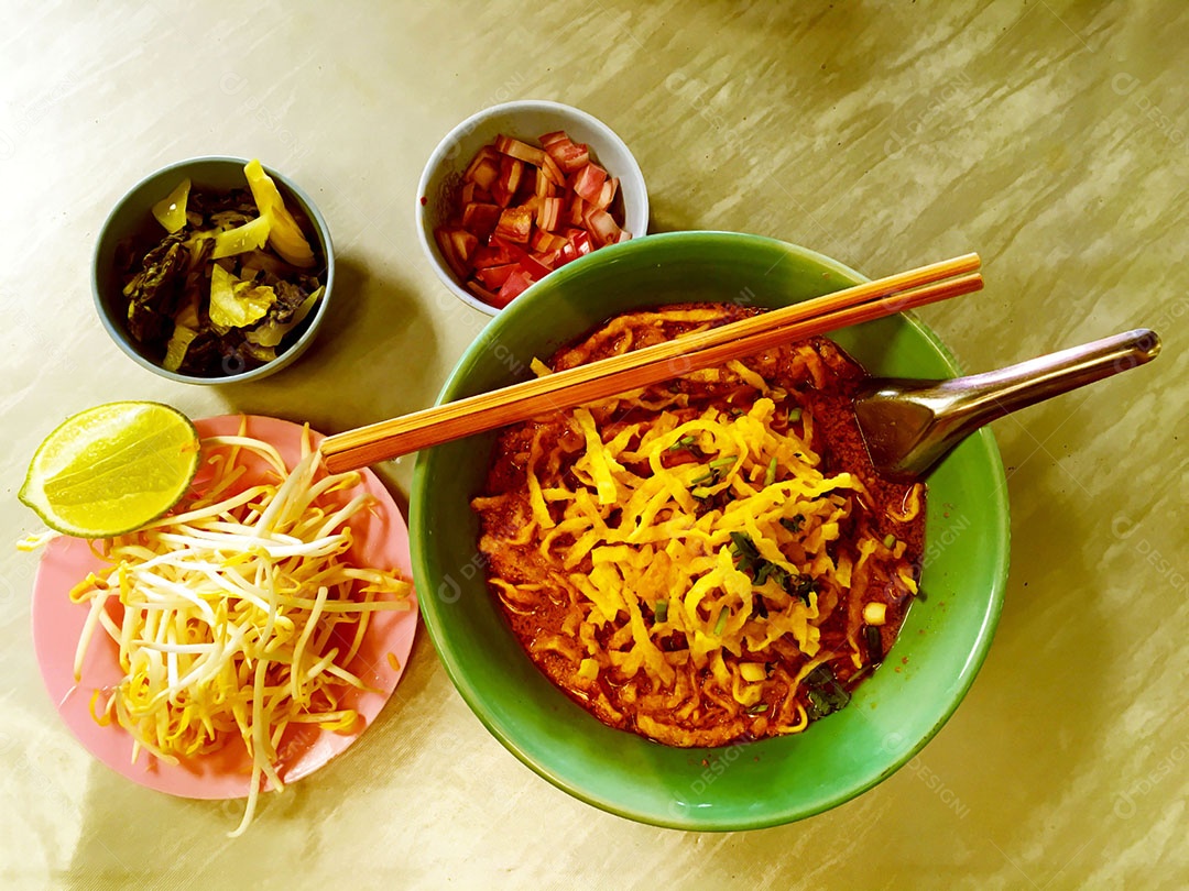 Tigelas de comida sobre fundo isolado