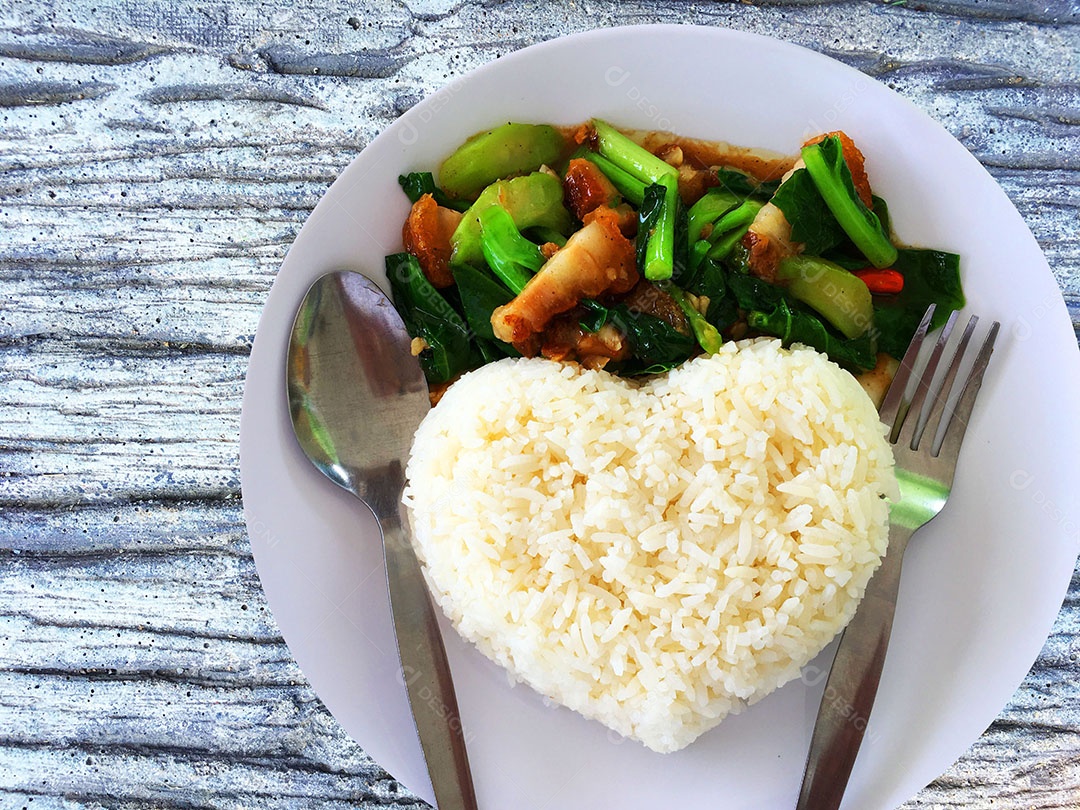 Prato de comida arroz fritas