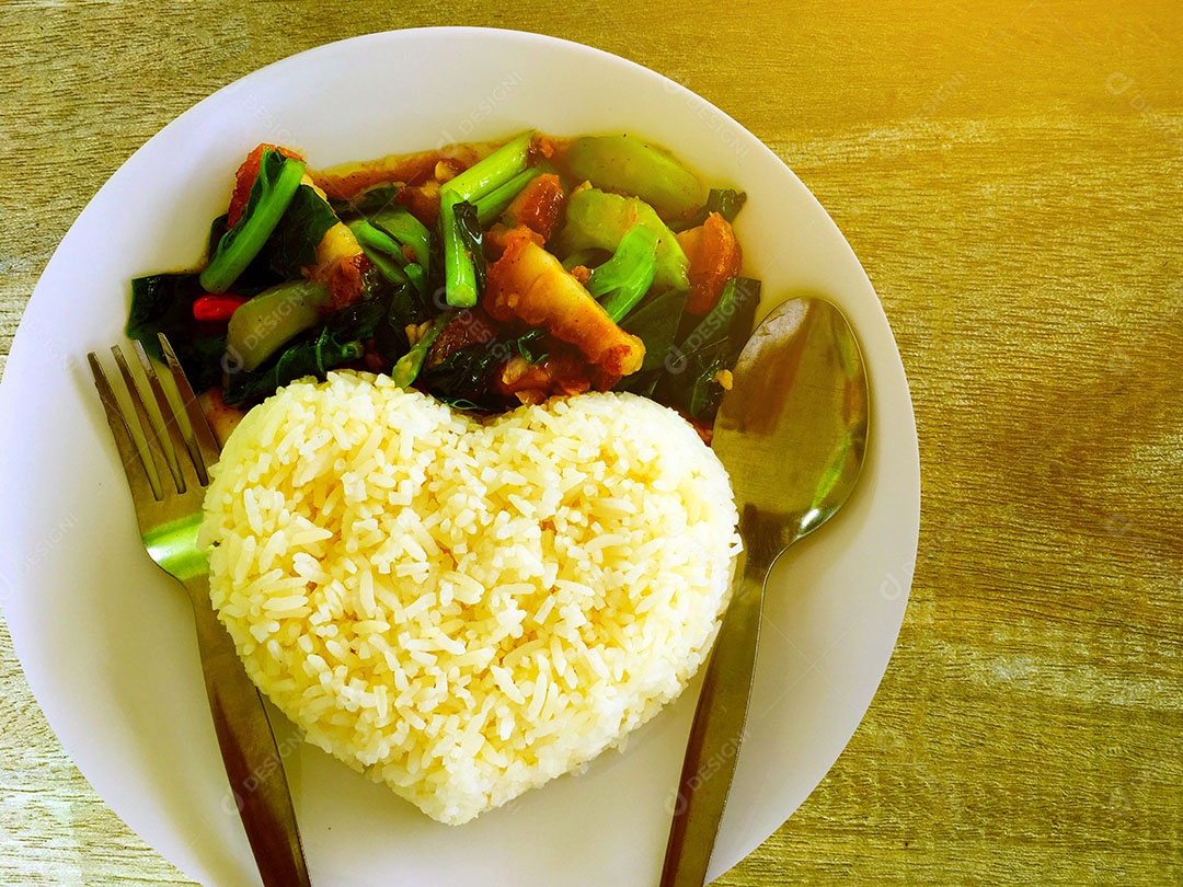 Prato de comida sobre uma mesa de madeira