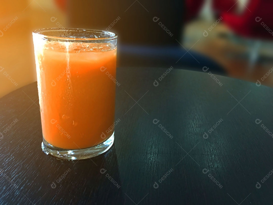 Copo de suco sobre uma mesa