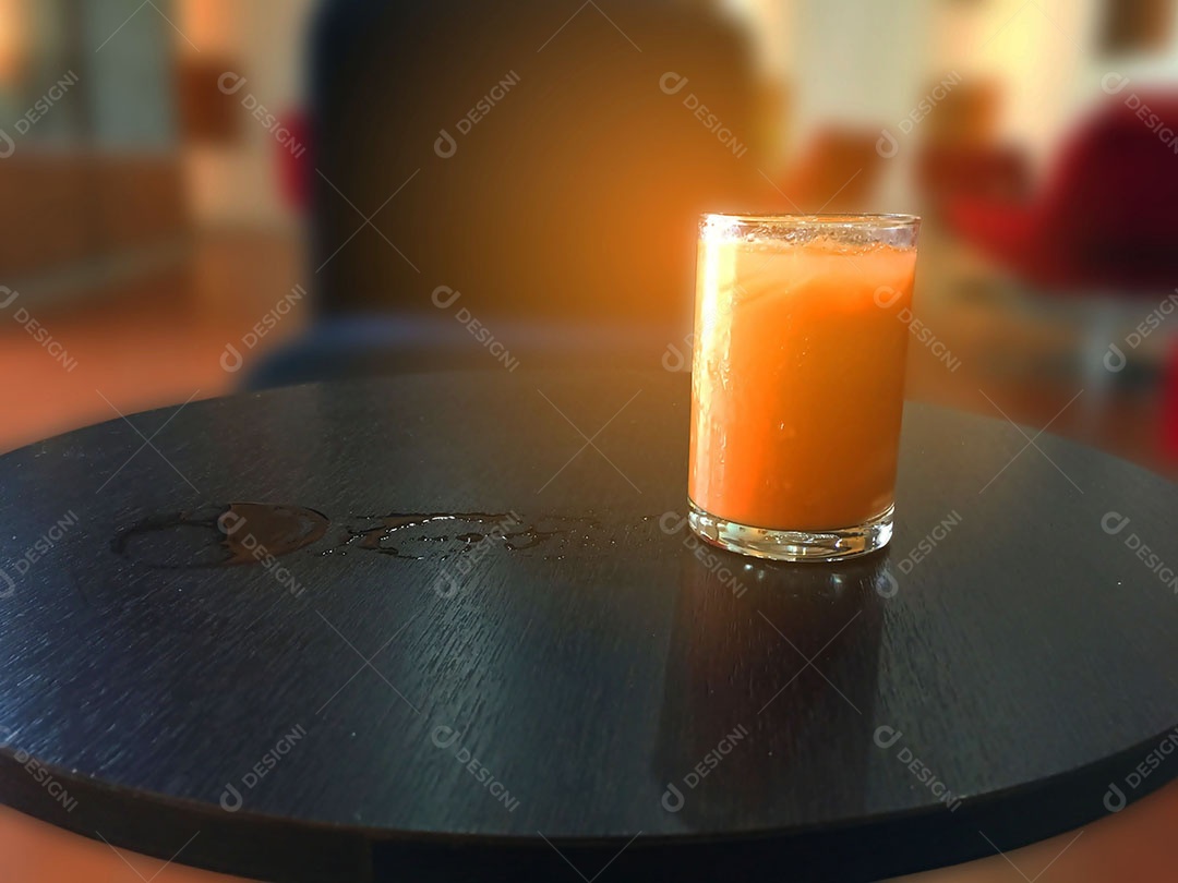 Copo de suco sobre uma mesa