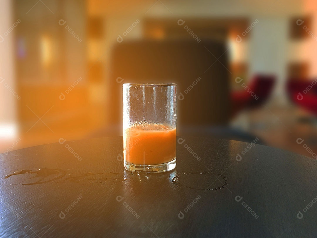 Copo de suco sobre uma mesa