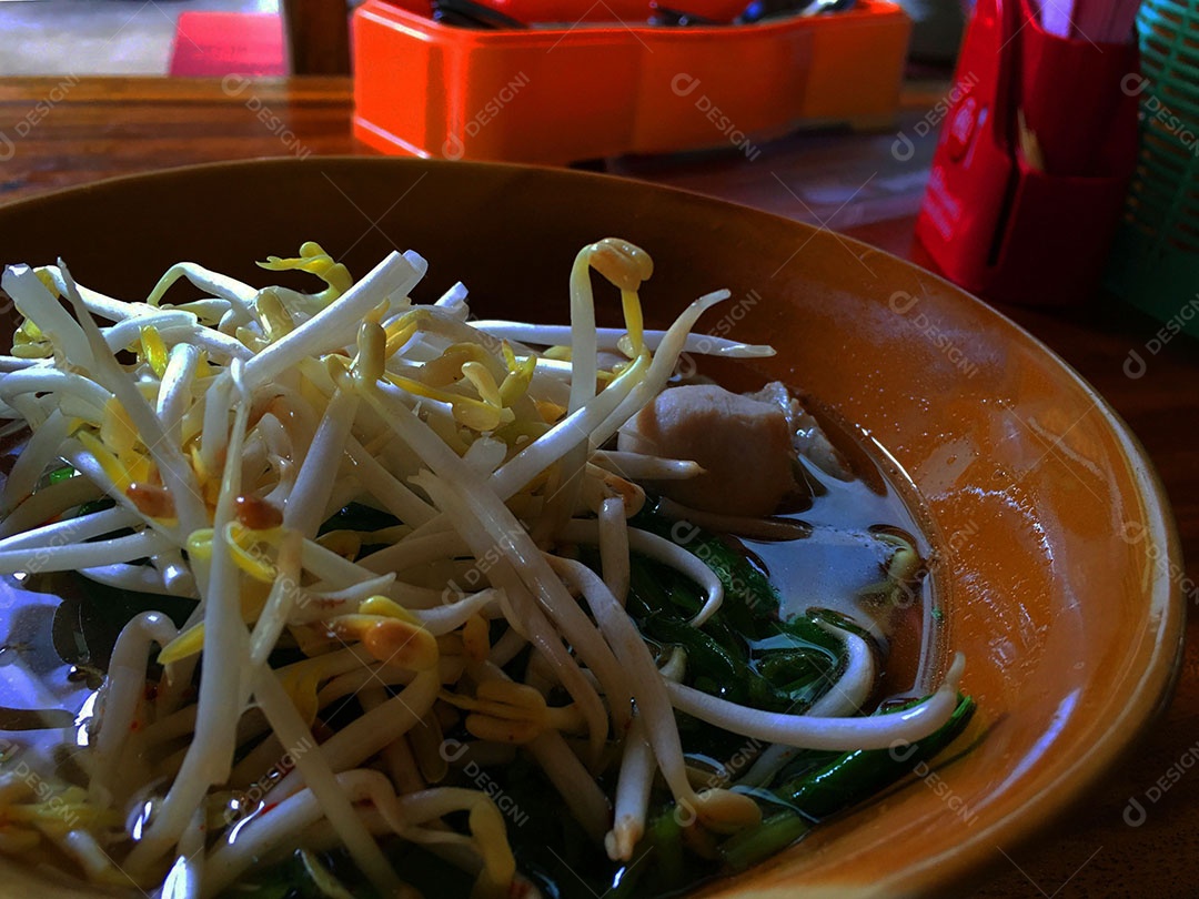 Prato de comida sobre uma mesa