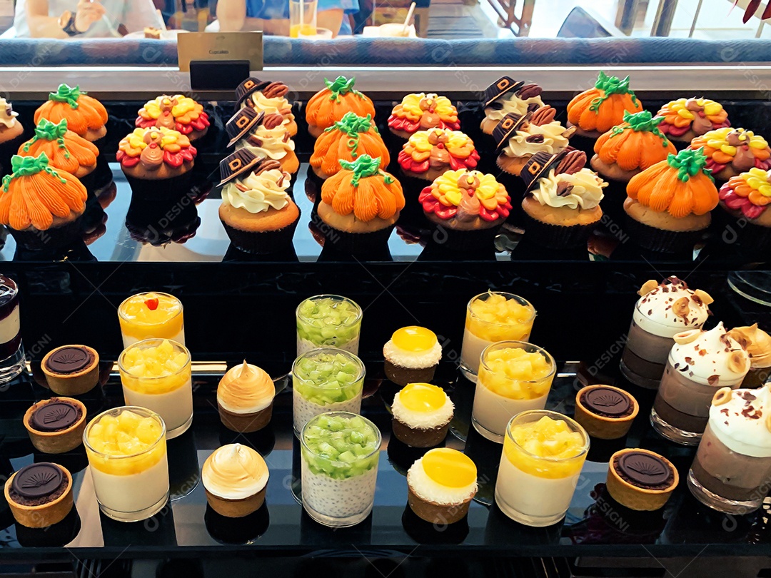 Lanches Bolos e salgadinhos na mesa