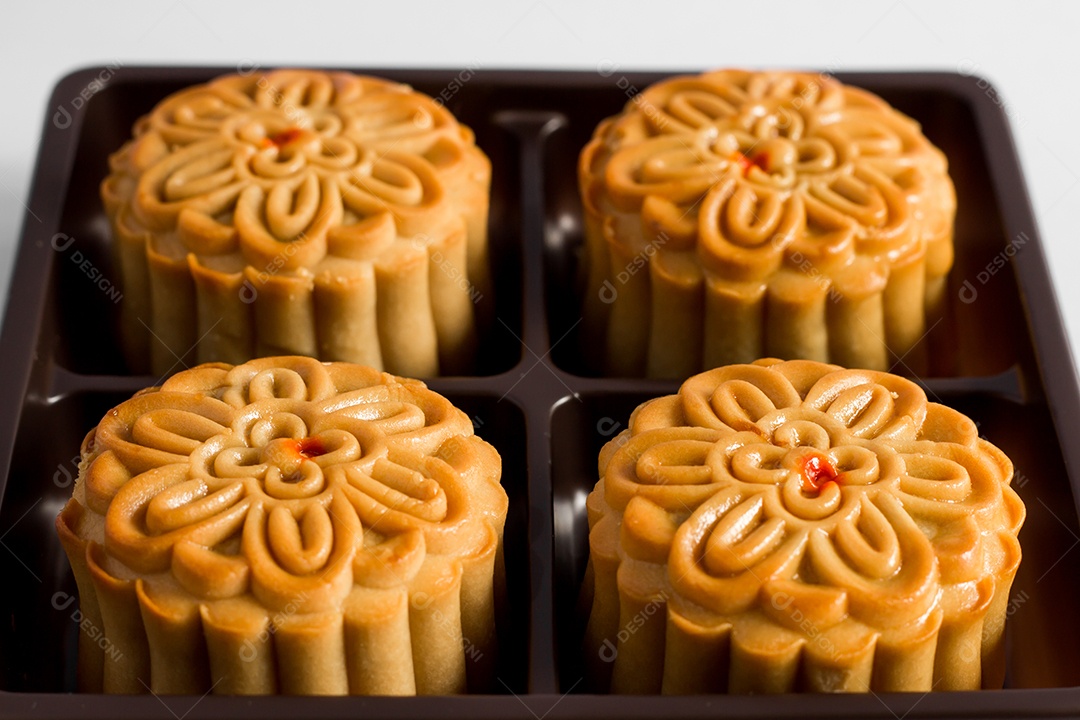 Bolo de lua no fundo branco