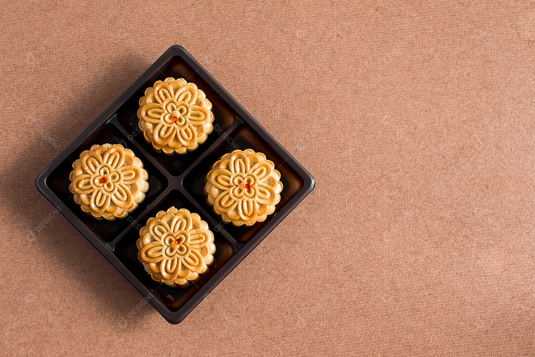 Bolo de lua em fundo de madeira