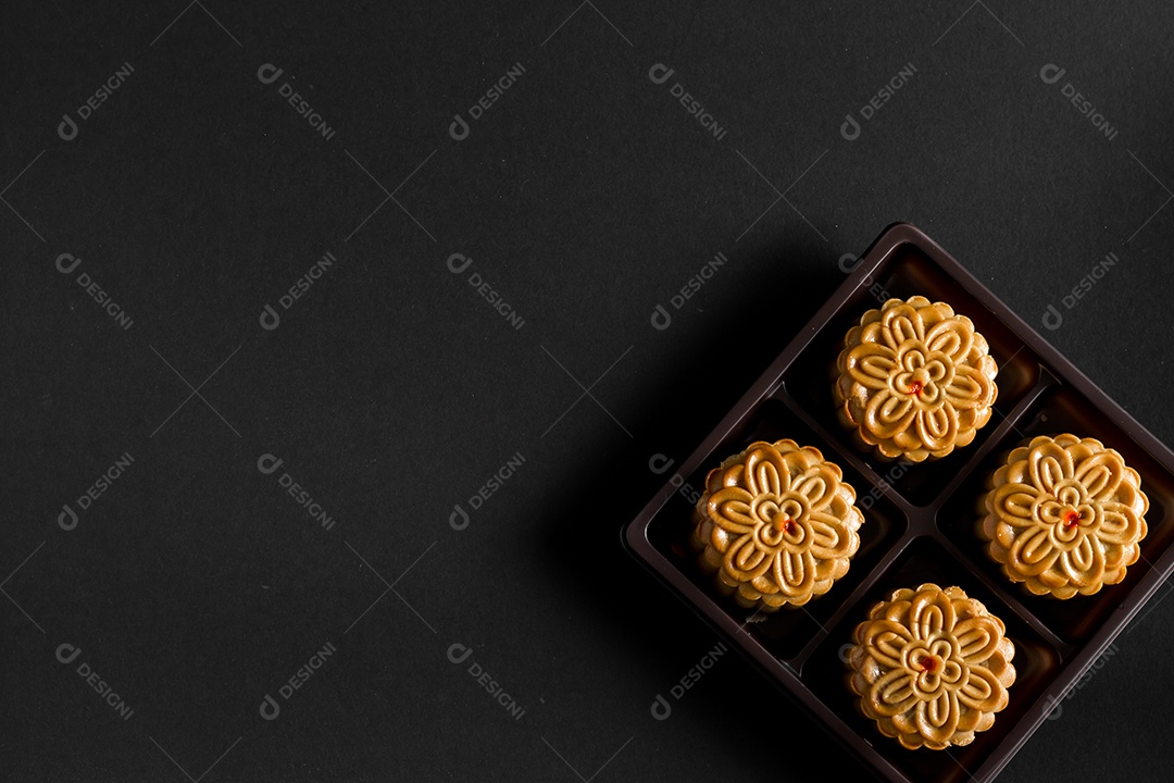 Bolo de lua em fundo preto