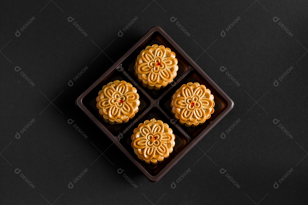 Bolo de lua em fundo preto