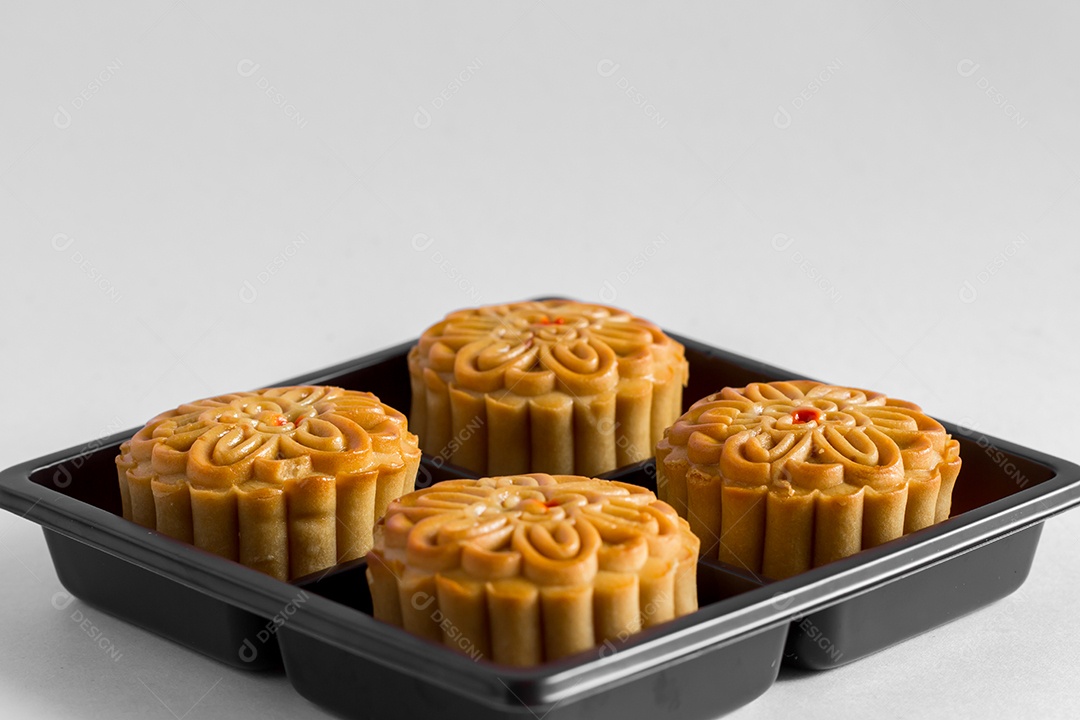 Bolo de lua no fundo branco