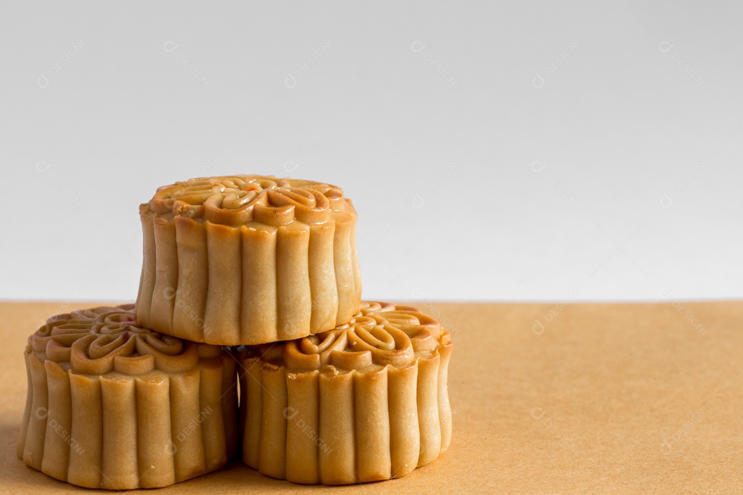 Bolo de lua em fundo branco e marrom