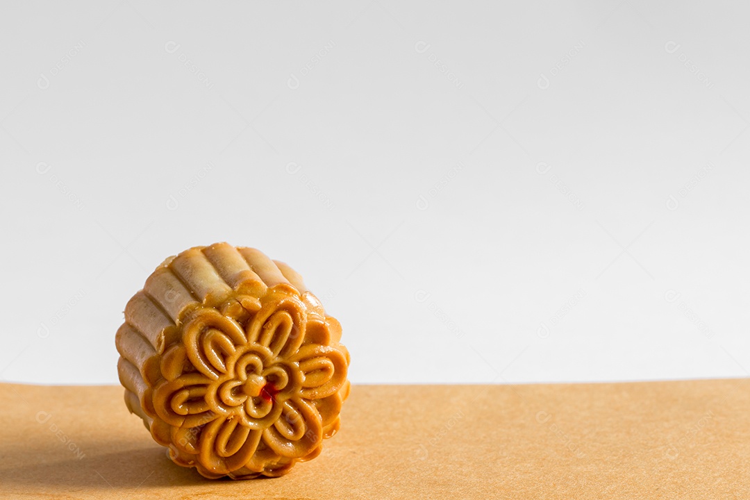 Bolo de lua em fundo branco e marrom