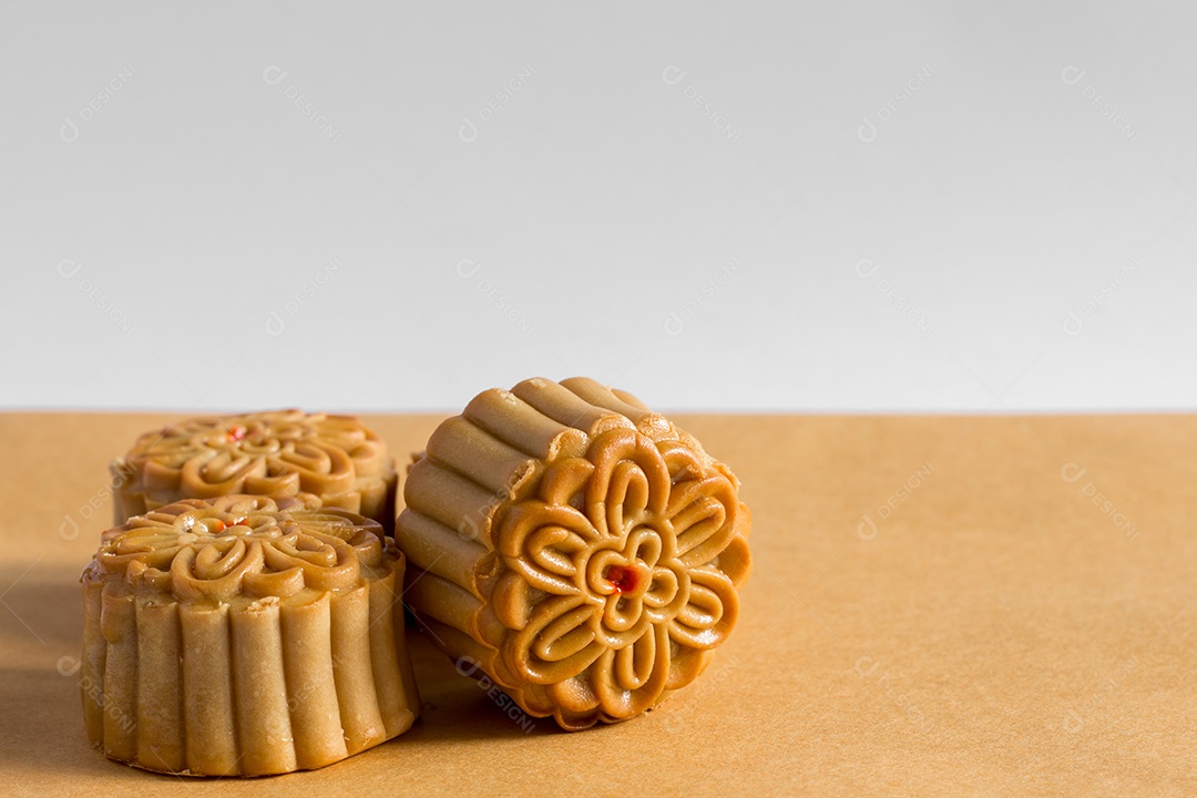 Bolo de lua em fundo branco e marrom