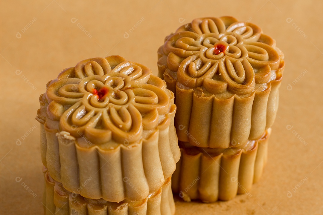 Bolo de lua em fundo branco e marrom