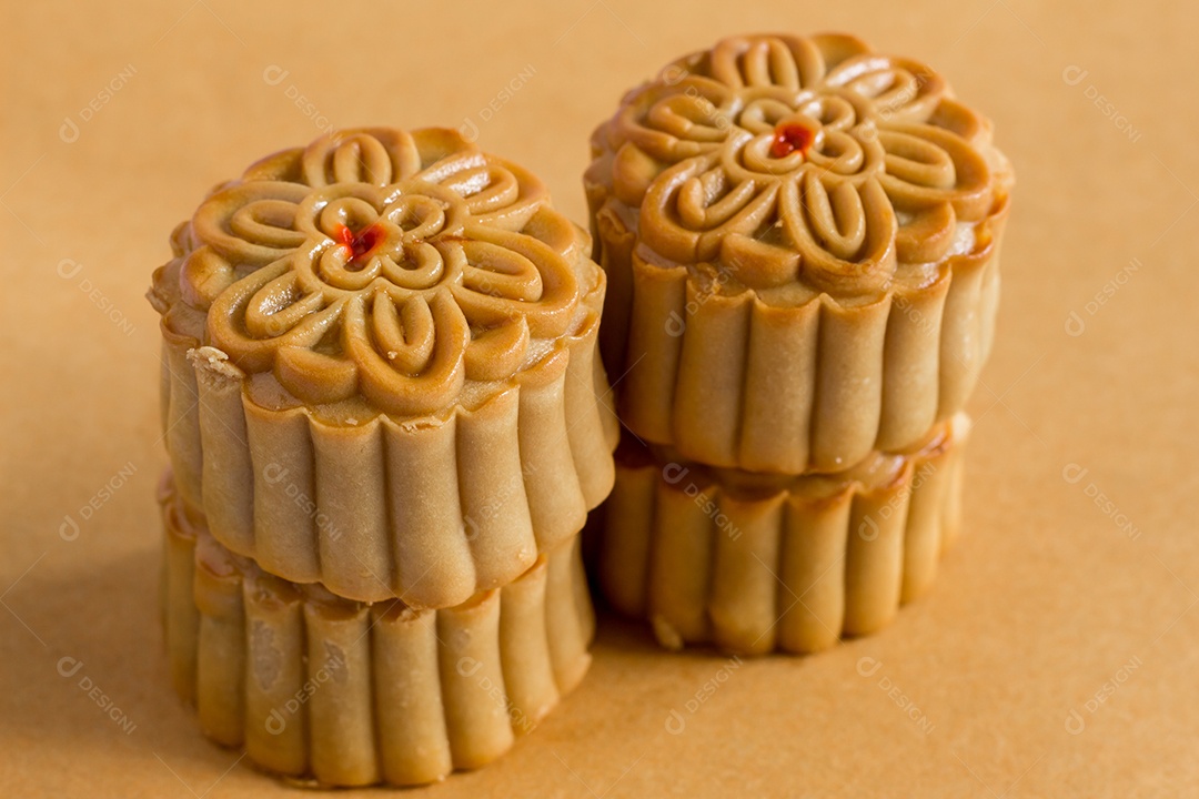 Bolo de lua em fundo branco e marrom