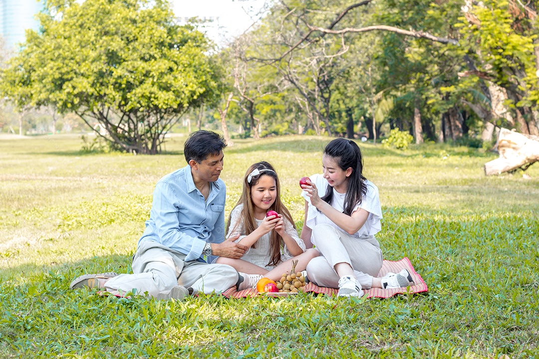 Famílias asiáticas relaxam no parque