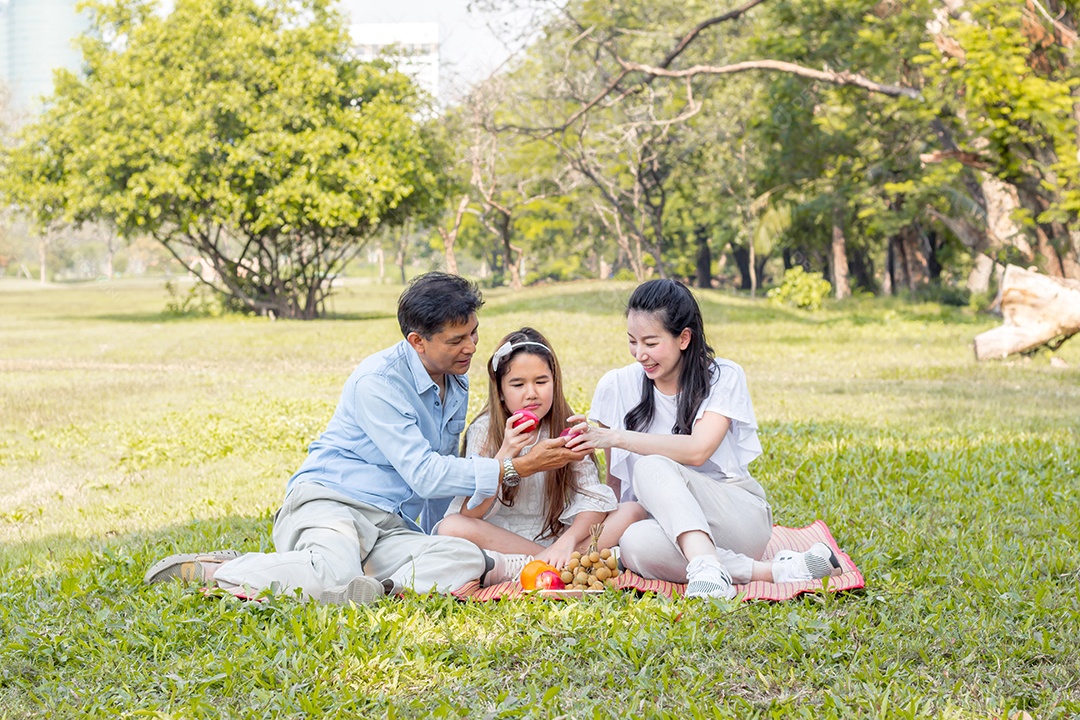 Famílias asiáticas relaxam no parque