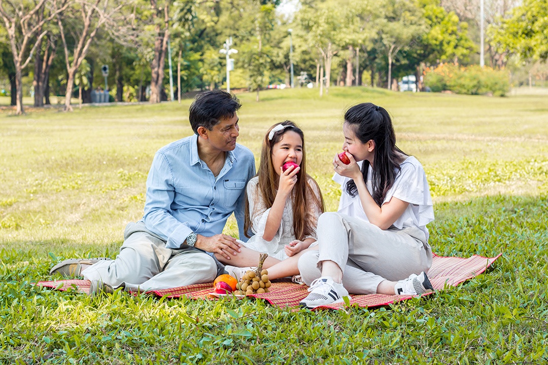 Famílias asiáticas relaxam no parque