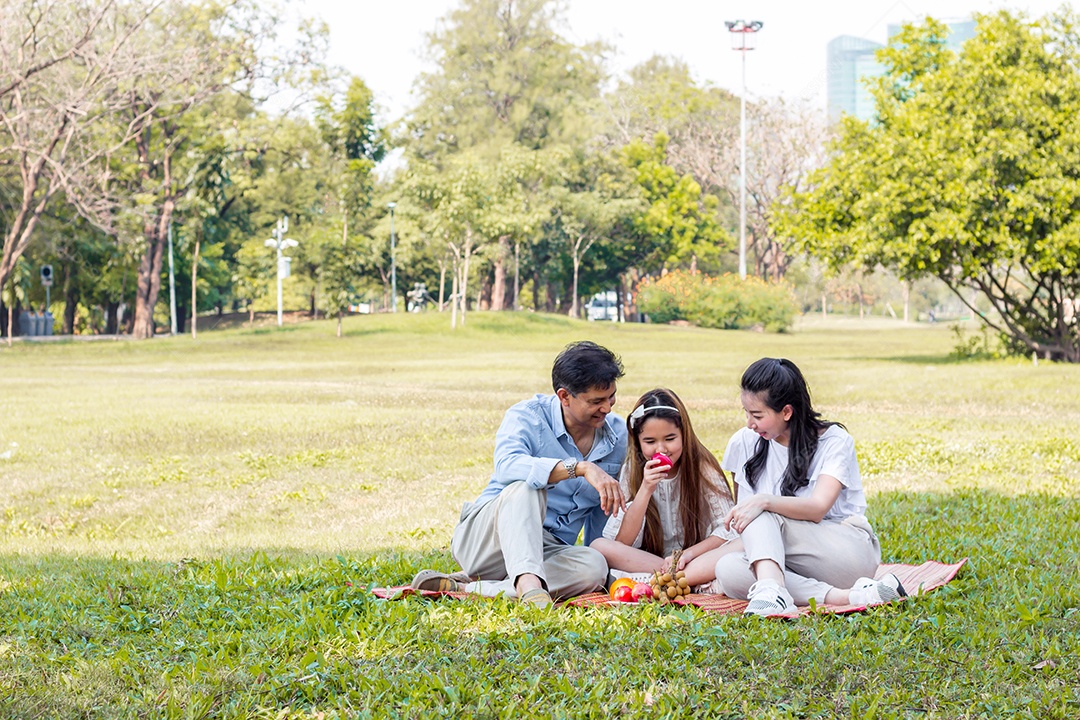 Famílias asiáticas relaxam no parque