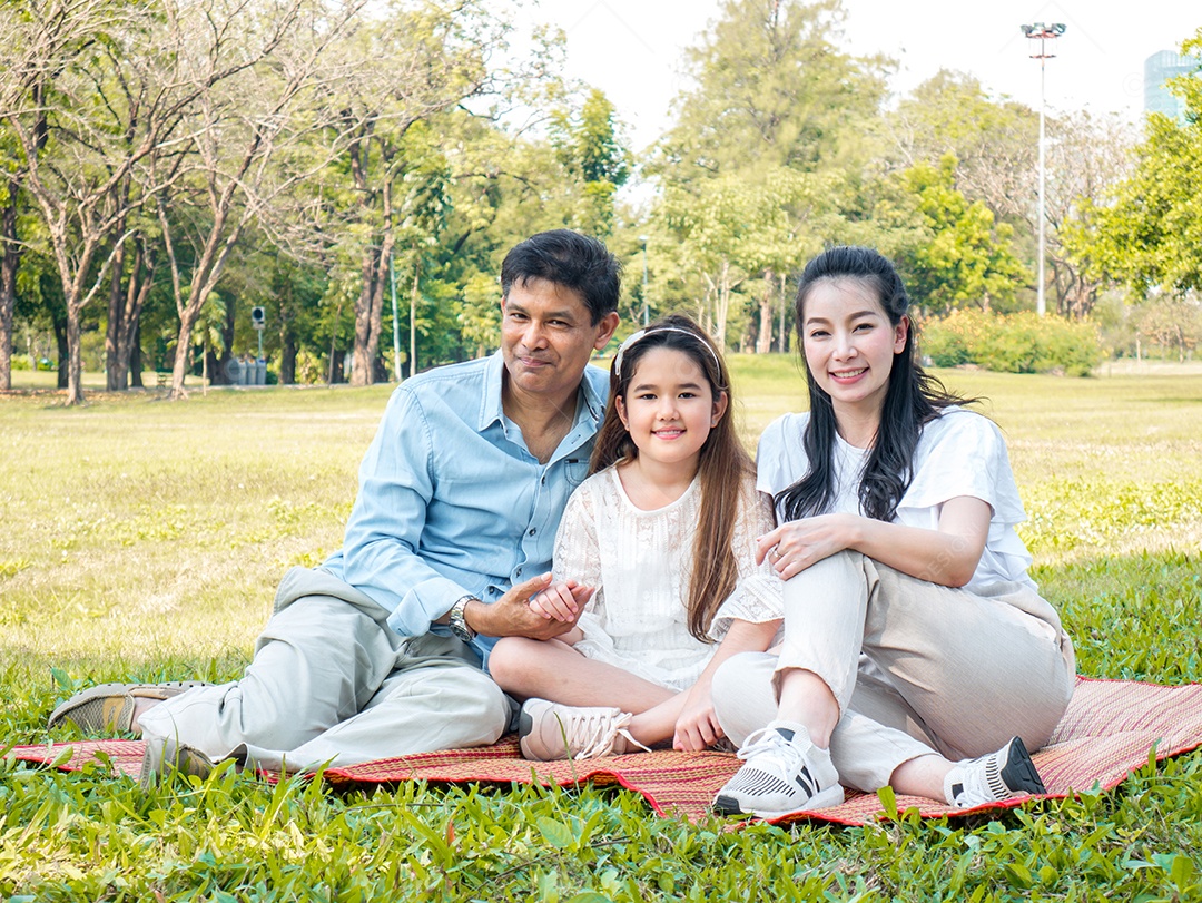 Famílias asiáticas relaxam no parque
