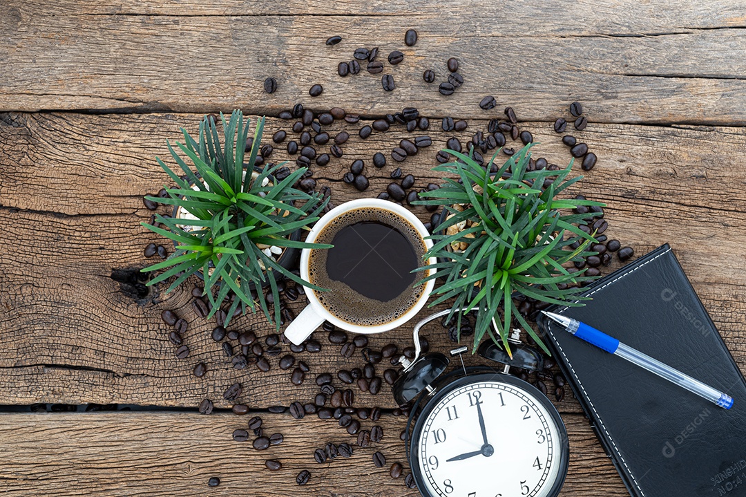 Relógio e grãos de café Na mesa Vista superior