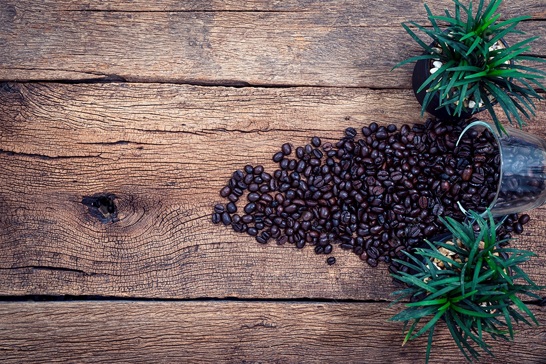 Grãos de café na mesa Ver em cima