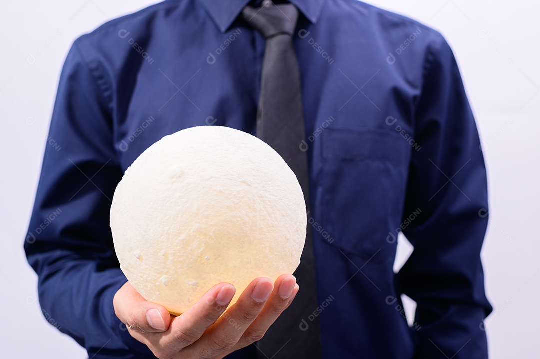 Homem segurando uma lâmpada de lua