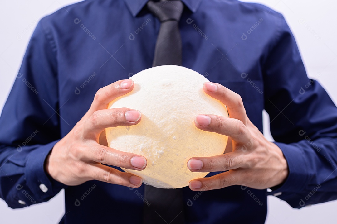 Homem segurando uma lâmpada de lua