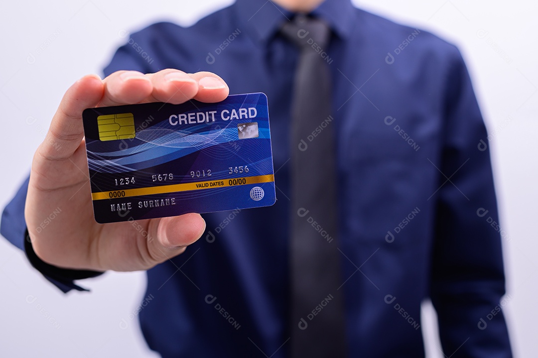 Executivos guardam cartões de crédito