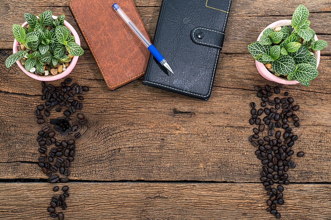Caderno e grãos de café na mesa