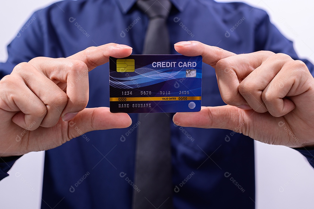 Executivos guardam cartões de crédito