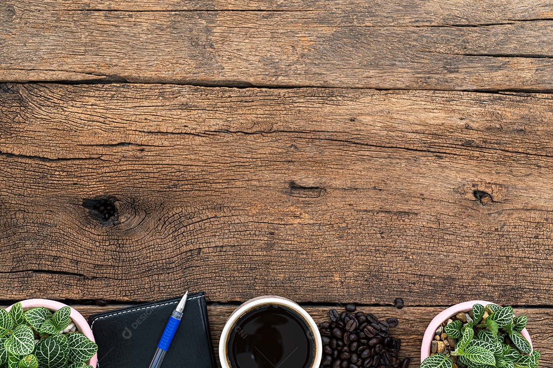Mesas de trabalho, cadernos, artigos de papelaria e café estão acima da vista