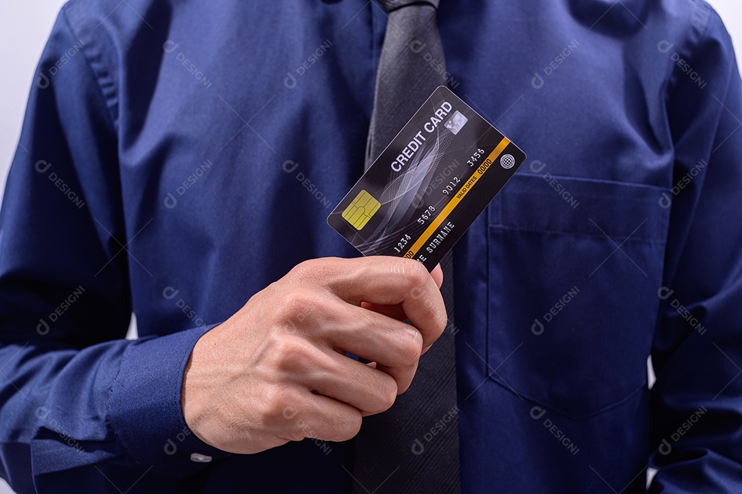 Executivos guardam cartões de crédito