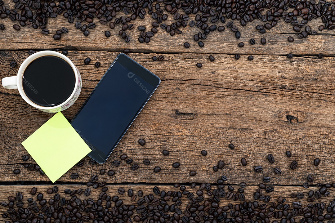 Smartphone e café na mesa