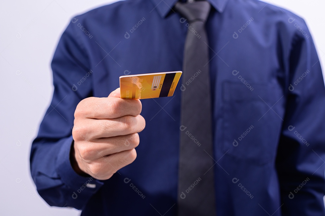 Executivos guardam cartões de crédito