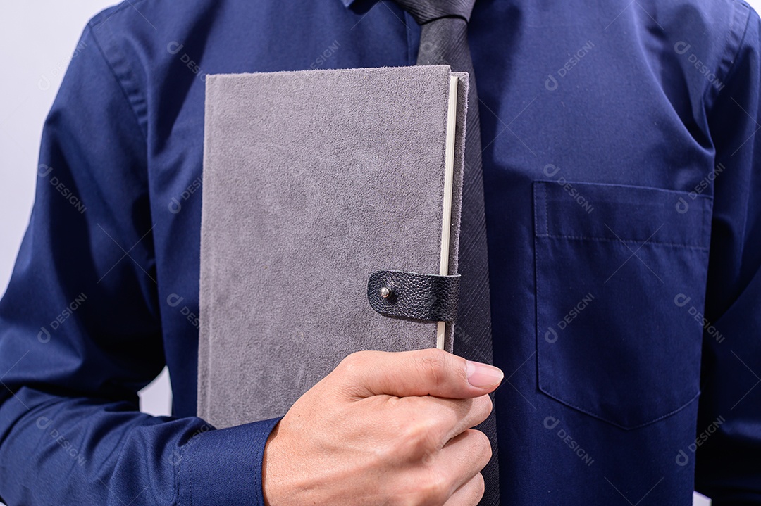 Pessoa segurando livros e lendo conceitos de amor