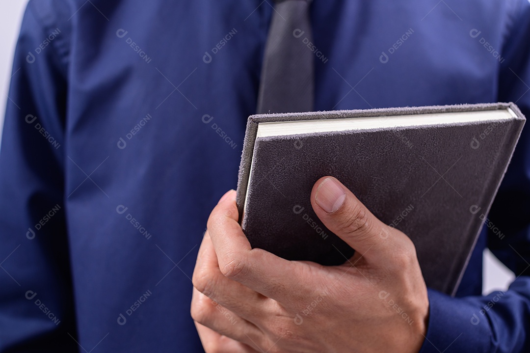 Pessoa segurando livros e lendo conceitos de amor