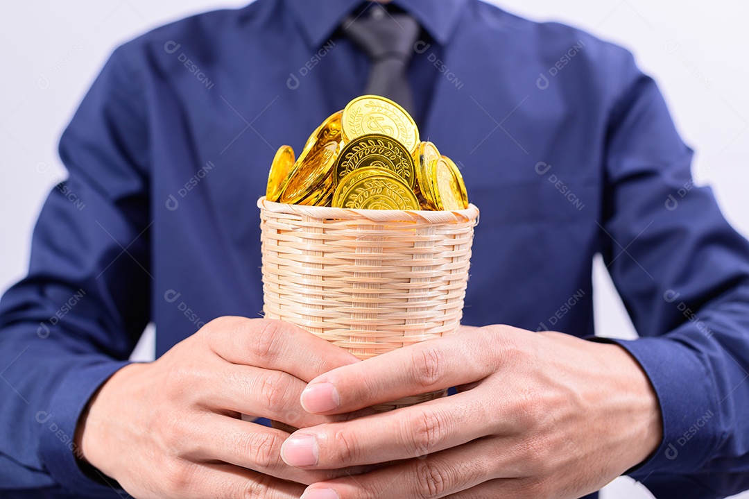 Mão segurando uma cesta cheia de dinheiro