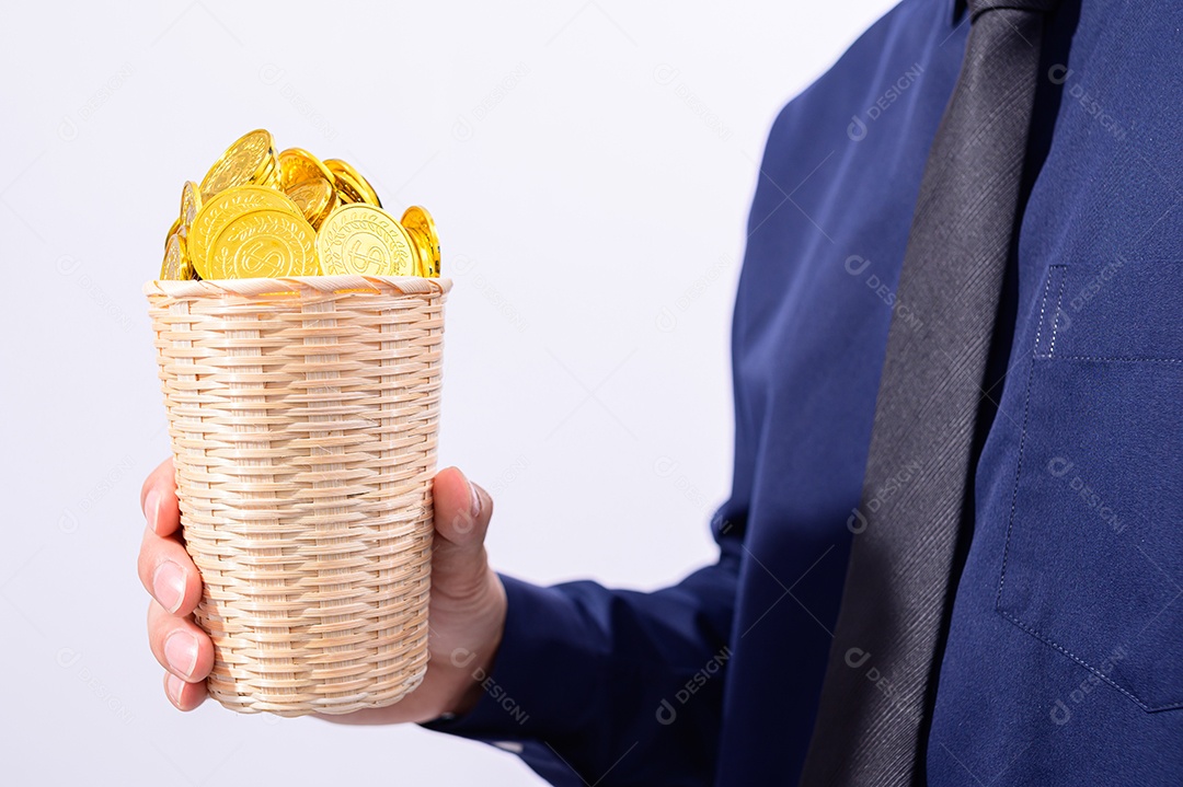 Mão segurando uma cesta cheia de dinheiro