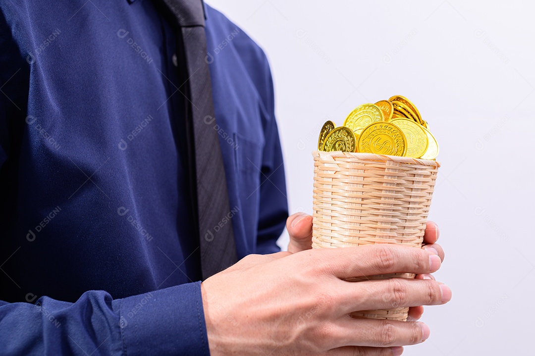 Mão segurando uma cesta cheia de dinheiro