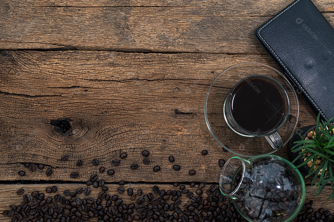 Café dá energia para trabalhar na mesa. Ver no topo