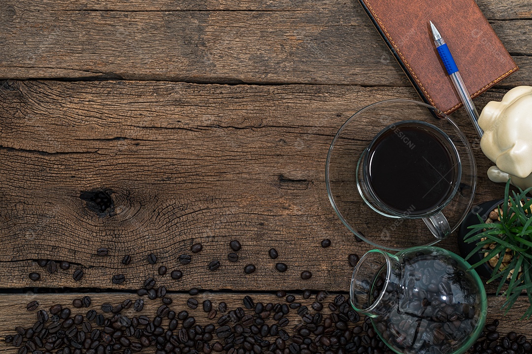 Café dá energia para trabalhar na mesa. Ver no topo
