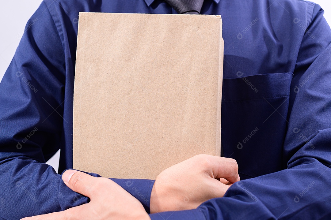 Pessoa segurando livros com amor conceitual para ler