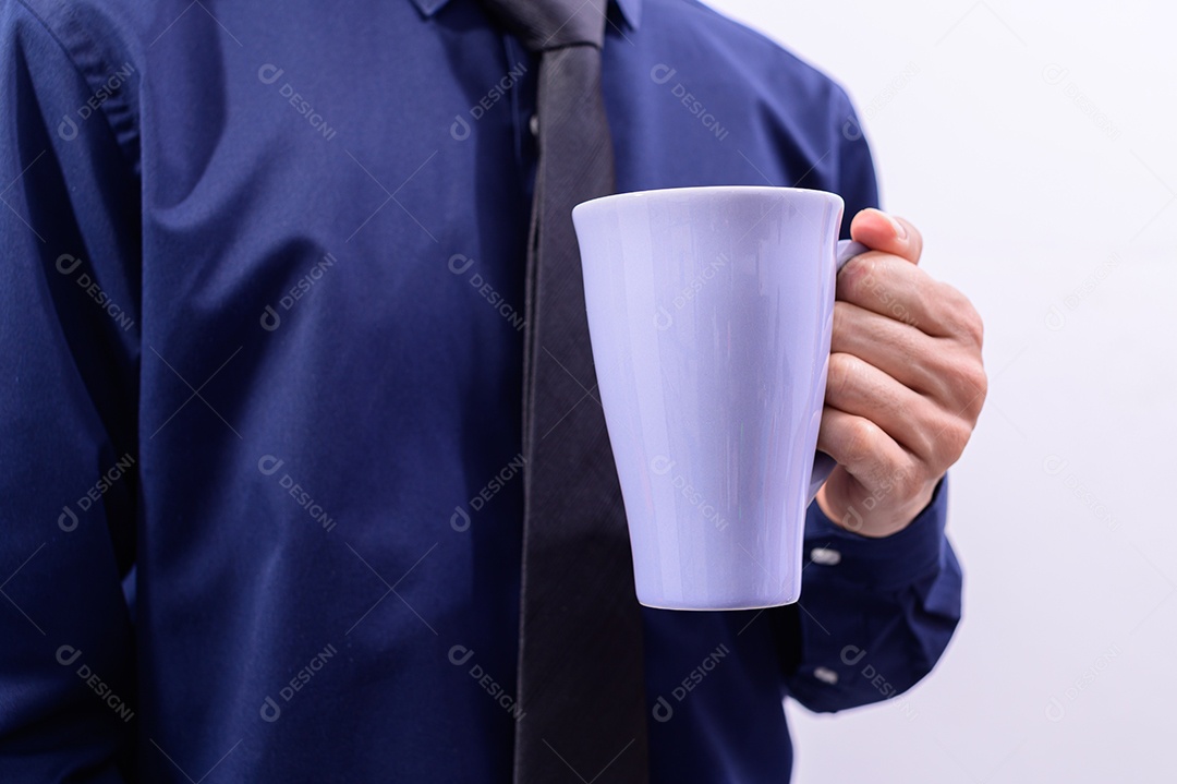 Homem segurando uma xícara de café