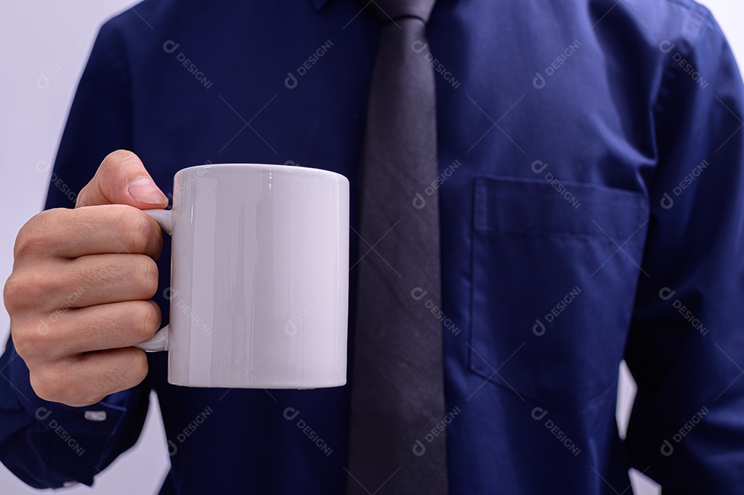 Homem segurando uma xícara de café