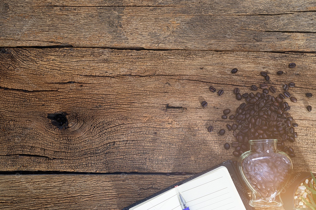 Lâmpadas e grãos de café na mesa