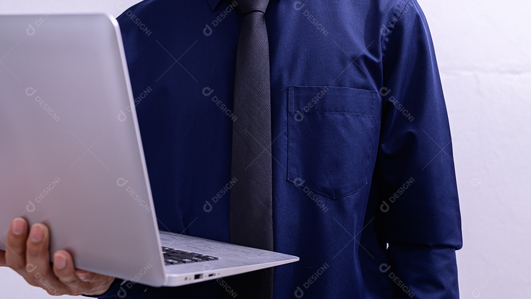 Pessoa segurando um laptop usando um laptop