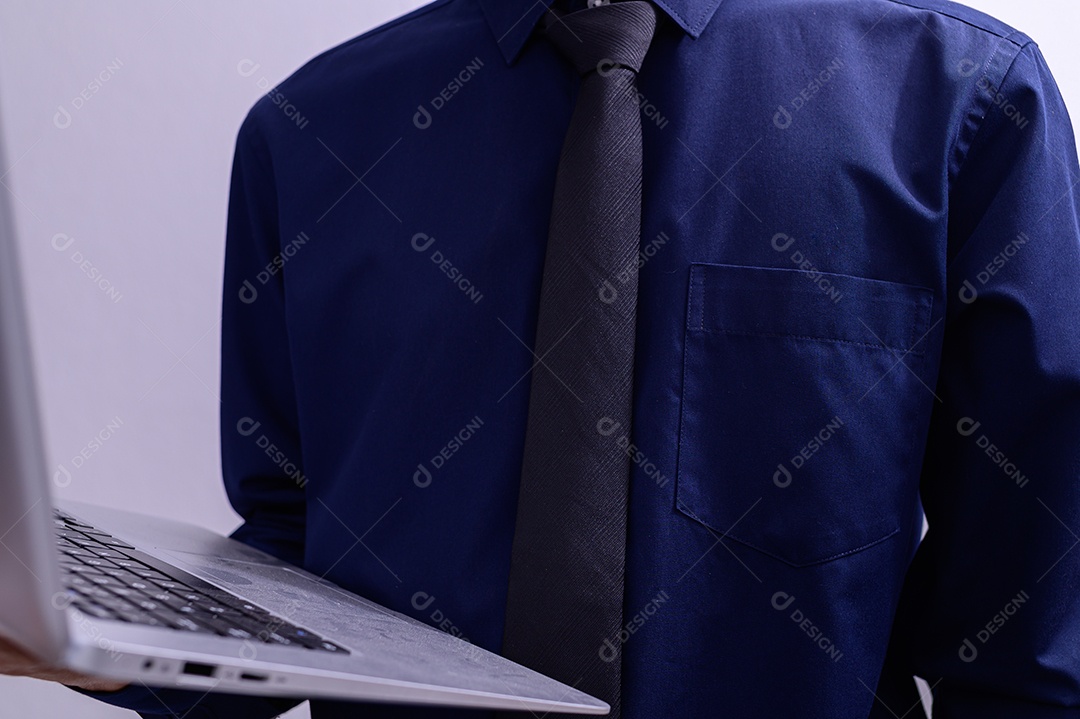 Pessoa segurando um laptop usando um laptop