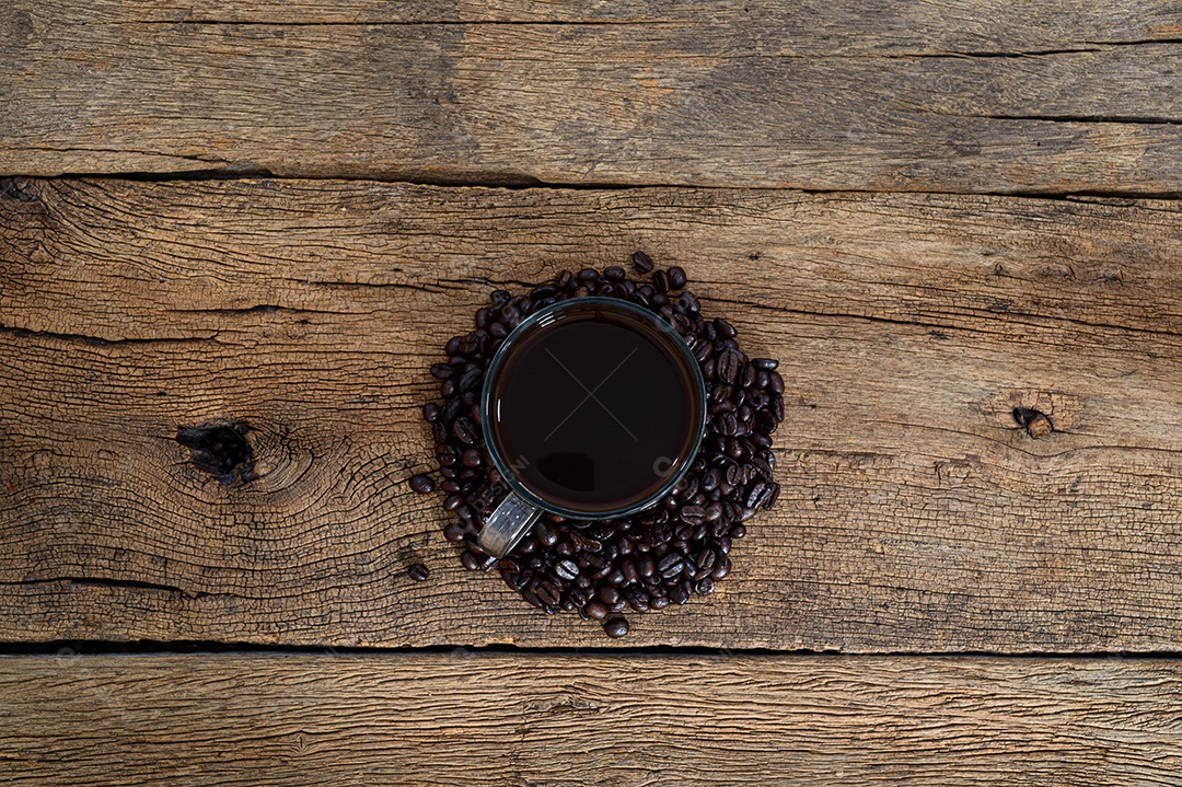 Canecas de café e grãos de café estão na mesa