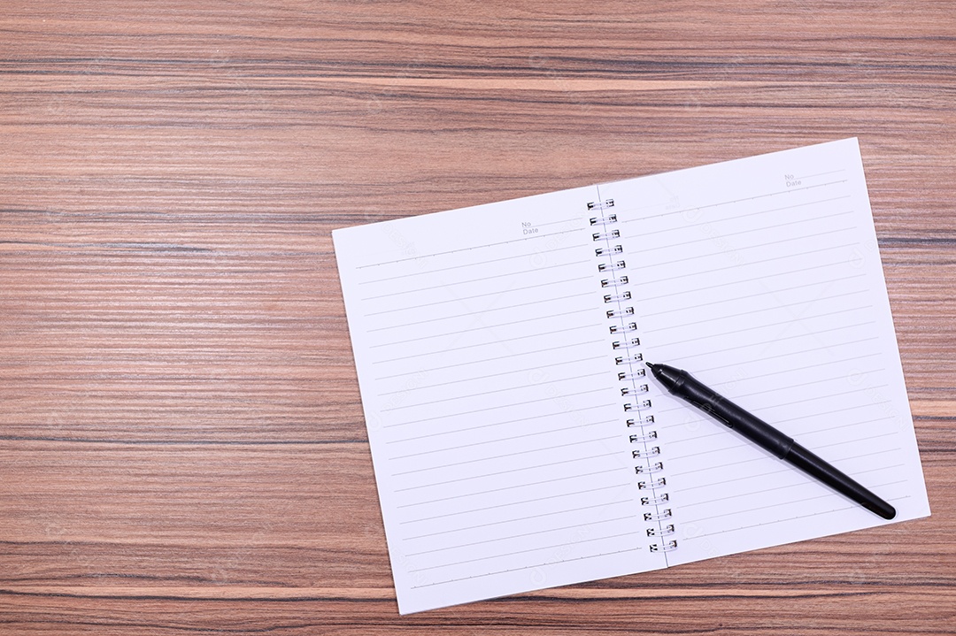 Caderno e uma caneta na vista superior do desktop