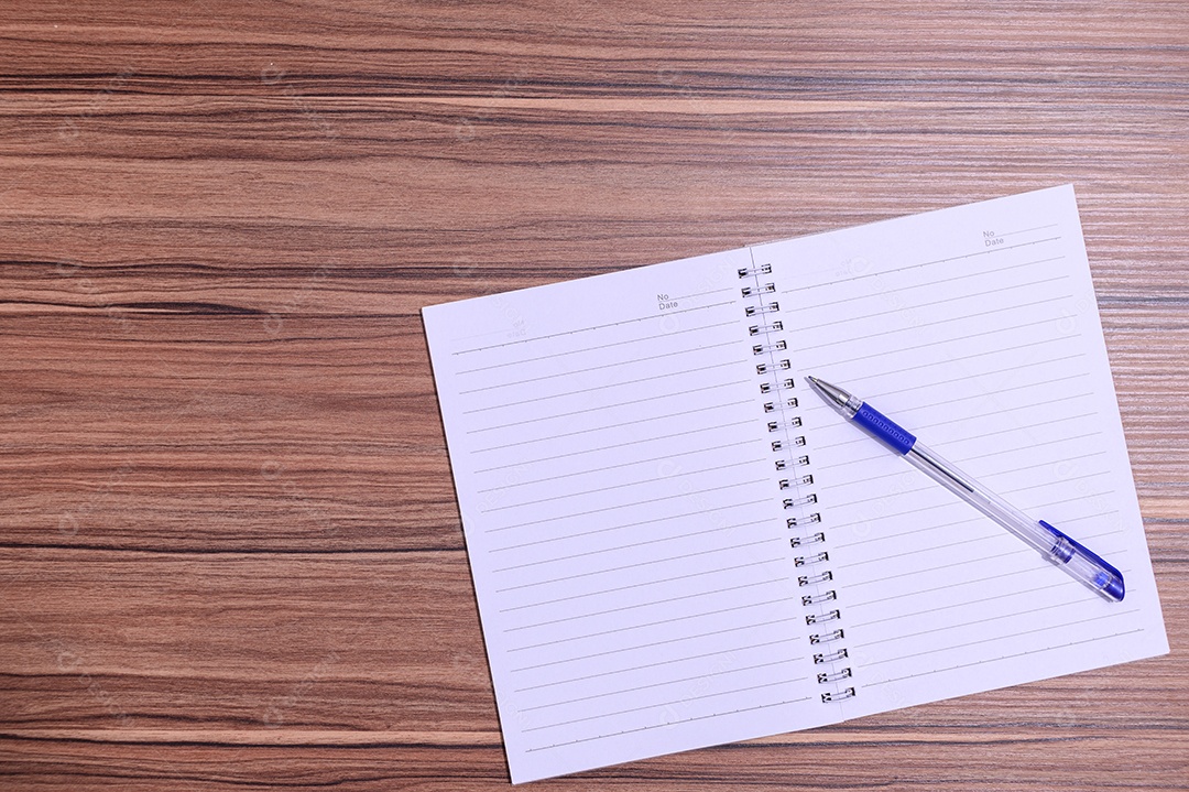 Caderno e uma caneta na vista superior do desktop